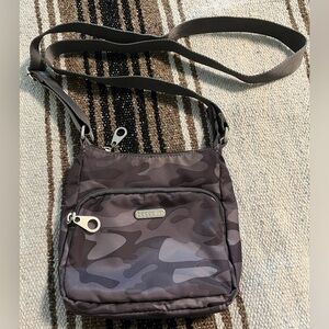 Baggallini Joey crossbody bag (grey camo)